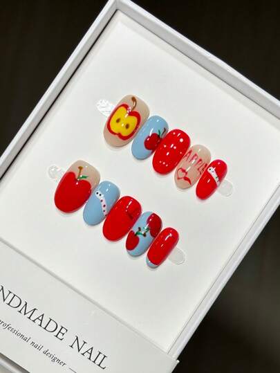 Uñas postizas con diseño dibujado a mano de una serpiente con forma de manzana roja oval linda