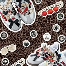 85 piezas Juego de dijes para cajón desordenado, dijes negros y rojos, calcetines de mujer, broches y alfileres, decoraciones para zapatos con lazos, kit de bricolaje para zapatillas, con cadenas de perlas falsas y rhinestones, zapatos, selecciones de primavera y verano, regalos para damas de honor, decoración de habitación, decoración de dormitorio, playa, viaje, para hombres, para mujeres, vacaciones, cosas lindas, estante para zapatos, ahorrador de almacenamiento, al aire libre, jardín, artículo esencial de viaje, portátil, artículo esencial de playa, temporada de graduación, ceremonia de graduación, regalo de graduación, presente de graduación, felicitaciones graduado, valedictorian, terminar la escuela, fiesta de graduación - Negro+Rojo - Ver 7