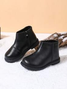 زوج من الأحذية المريحة والمتينة غير المبطنة بالفرو مناسبة للبنات الصغار للخارج والمدرسة والأنشطة اليومية والموضة الكلاسيكية