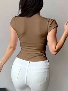 Blusa cuello redondo manga corta mujer dama diseño ajustado moderno estilo fresco juvenil ideal para salidas casuales reuniones informales perfecta para combinar con jeans pantalones faldas outfits femeninos versátiles realza figura tela suave cómoda adecuada para temporadas cálidas imprescindible en guardarropa opciones actuales estilizadas pieza clave para crear combinaciones únicas refleja simplicidad y funcionalidad con delicadeza femenina - Camel - Ver 2