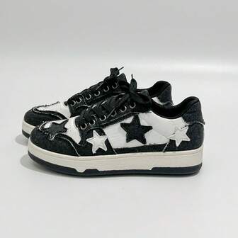 1 par damskor med stjärntryck i canvas, klassiska låga sneakers med snörning och utomhusstil, studentskor