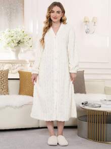 Klasyczny biały szlafrok z teksturą kabla i puszystym wzorem: ponadczasowy komfort na co dzień, jesienią i zimą