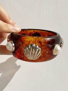 1 pieza Nuevo brazalete de resina geométrica con teñido anudado en beige, asimétrico con concha y perla, joyería llamativa y gruesa, adecuado para fiestas, vacaciones y uso diario