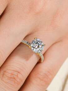 XUJIA 1 pièce Bague de fiançailles pour femmes, bague en moissanite ronde de 2 carats, bague de mariage en argent sterling 925 classique, moissanite de 8 mm avec cubic zirconia cubique caché. Cadeau de bijoux pour elle avec certificat GRA.
