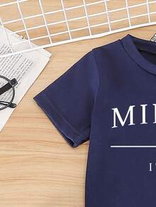 两件套男/女婴休闲字母印花短袖T恤和牛仔印花长裤套装，舒适轻便，适合夏季穿着