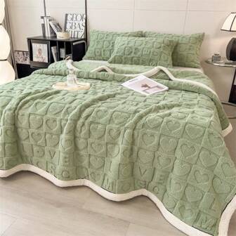 Cobija aborregada king size (200x230 cm) es perfecta para las noches frías. Con un encantador estampado de corazones por un lado y borrega tipo sherpa súper suave por el otro, combina estilo y confort en una sola pieza. Ideal como cobija térmica para invierno, ligera pero muy abrigadora. Fácil de lavar, no se deforma ni suelta pelusa. Dale un toque romántico a tu recámara, sala o cuarto de visitas. Perfecta para decorar y descansar. ¡El regalo ideal para ti o para alguien especial!