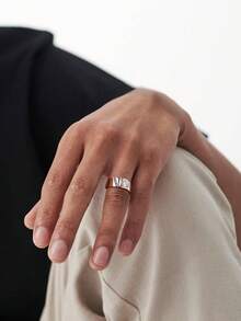 1枚简约男士1克拉莫桑石钻石结婚戒指，S925纯银材质，适合作为订婚、男友周年纪念礼物、新郎精美珠宝。