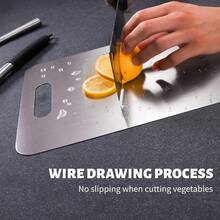 Conjunto de 3 tábuas de corte premium de aço inoxidável – Tapetes de corte resistentes para carne, vegetais e frutas | Tábuas de cozinha antiderrapantes de nível comercial com ranhuras para suco – Laváveis na máquina de lavar louça e com facas para uso doméstico e em restaurantes