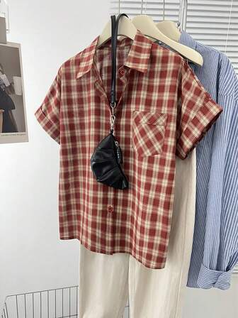 Damrutig enkelknäppt kortärmad skjorta med fickor