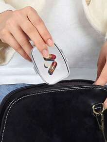 Tragbare Pillenbox mit zwei Fächern, süßes Pille-Buchstaben-Serienmuster, süße Mini-Metallbox, tragbare Schmuck- und Medizinbox, geeignet für Reisen, Outdoor-Aktivitäten, Taschen, Taschen, ideal für Schule, ein Muss für Lehrer und Studenten, einzigartig gestaltete dekorative Reiseaufbewahrungsbox, perfekt für Reisen, kompaktes Design, einfach zu bedienen, geeignet für Medikamentenmanagement/alle Altersgruppen (vier Optionen) - Silber - Übersicht 6