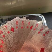 Zestaw 1/2 wodoodpornych kart do gry z folii złotej – wodoodporne czarne karty do gry z folii złotej – plastikowe karty do gry, tłoczone na gorąco – idealne dla miłośników magii i kolekcjonerów. Karty do gry Magic to modne, wodoodporne, odporne na zużycie i kreatywne prezenty podróżne. Wysokiej jakości matowa faktura nadaje się do aktywności na świeżym powietrzu, prezentów dla przyjaciół i rozrywki rodzinnej.