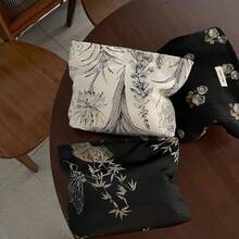 Women Clutches - 黑底肌理紋小玫瑰 - 查看 4