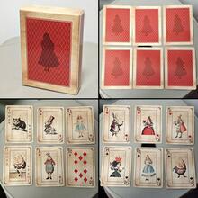 复古爱丽丝梦游仙境扑克牌，可爱又高品质的创意配件，适合朋友聚会的收藏型桌面纸牌游戏，个性化扑克牌收藏，派对游戏桌面纸牌组，棋盘游戏纸牌组