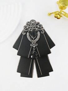 Uma gravata borboleta, broche, laço e boutonnière de alta moda para meninos e meninas. Equipado com uma faixa elástica para facilitar o uso e a retirada. Adequado para noivos e padrinhos usarem, adequado para ternos em festas e boates, bem como para combinar no dia a dia.