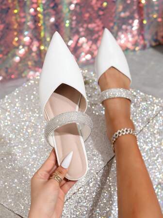 新款时尚女式尖头白色水钻平底鞋、休闲一脚蹬穆勒鞋