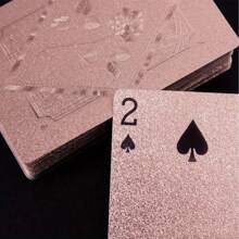 Zestaw 1/2 wodoodpornych kart do gry z folii złotej – wodoodporne czarne karty do gry z folii złotej – plastikowe karty do gry, tłoczone na gorąco – idealne dla miłośników magii i kolekcjonerów. Karty do gry Magic to modne, wodoodporne, odporne na zużycie i kreatywne prezenty podróżne. Wysokiej jakości matowa faktura nadaje się do aktywności na świeżym powietrzu, prezentów dla przyjaciół i rozrywki rodzinnej.