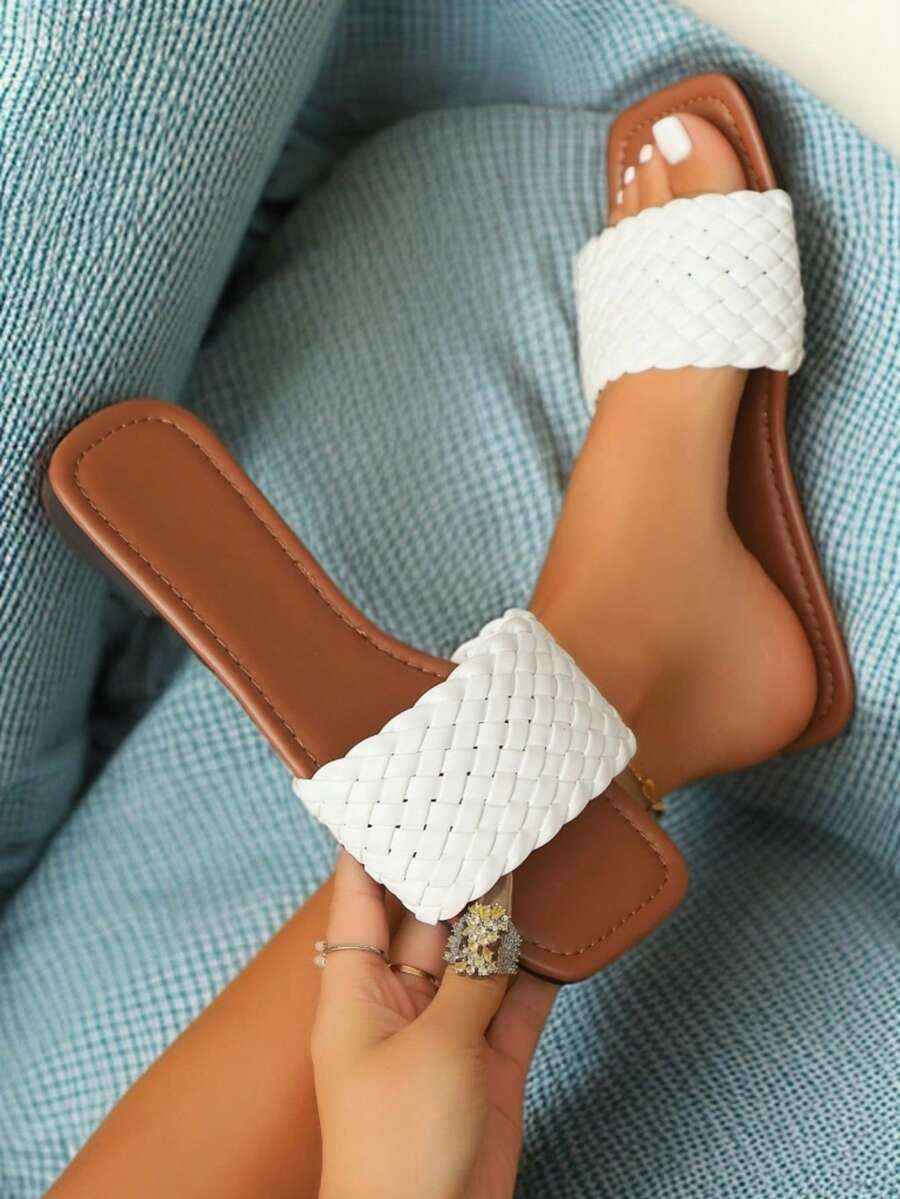 Ciabatte da donna di stile vacanziero, con tacco basso piatto intrecciato, design slip-on, comode e traspiranti, adatte per attività all'aperto, spiaggia, uso interno, leggere e traspiranti. Queste ciabatte da donna sono disponibili nei colori nero/marrone/bianco.