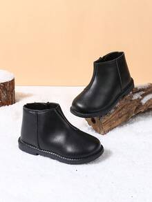 زوج من الأحذية المريحة والمتينة غير المبطنة بالفرو مناسبة للبنات الصغار للخارج والمدرسة والأنشطة اليومية والموضة الكلاسيكية