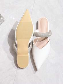 新款时尚女式尖头白色水钻平底鞋、休闲一脚蹬穆勒鞋