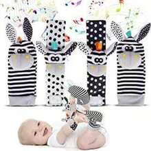 Set de sonajeros y calcetines para muñeca de bebé - Juguete para recién nacidos e infantes con personajes de animales suaves, sonajeros de mano y pie con dibujos animados lindos para bebés de 0 a 12 meses (lavable a máquina, regalo perfecto para baby shower) - Multicolor - Ver 3