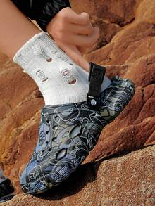 1 双男士轻便舒适木屐镂空防滑花园鞋男士网眼夏季凉鞋男士休闲户外防滑厚底沙滩人字拖拖鞋（鞋面随机不对称印花） - 黑色 - 查看 2