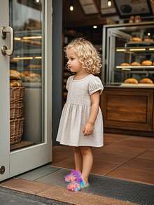 1 双儿童夏季鞋，时尚经典花卉图案，编织交叉，松紧带舒适百搭平底凉鞋，适合各种场合