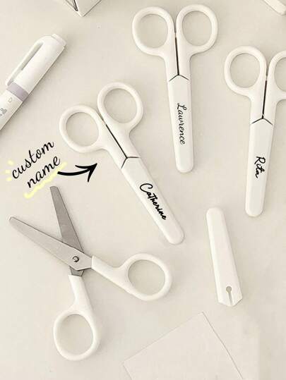 Tesoura branca personalizada com capas (1/3/5 unidades) - Tesoura multiuso resistente para tecido - Ideal para escritório, casa, escola, costura e artesanato. Personalize a tesoura com o nome desejado. Cada tesoura vem com uma capa protetora, facilitando o transporte e eliminando o risco de arranhões acidentais. Multifuncional, ideal para decoração de escritório.