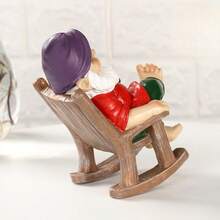 1 件树脂小矮人坐在摇椅上，手拿酒瓶雕像，创意室内/室外装饰