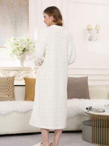 Klasyczny biały szlafrok z teksturą kabla i puszystym wzorem: ponadczasowy komfort na co dzień, jesienią i zimą