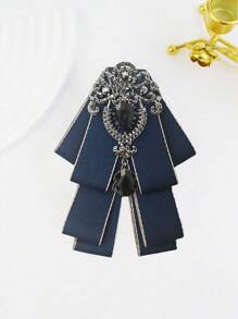 Uma gravata borboleta, broche, laço e boutonnière de alta moda para meninos e meninas. Equipado com uma faixa elástica para facilitar o uso e a retirada. Adequado para noivos e padrinhos usarem, adequado para ternos em festas e boates, bem como para combinar no dia a dia.