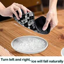 1 molde de silicona cuadrado pequeño con 160 compartimentos, con buena resistencia al frío y alta durabilidad. Moldes para cubitos de hielo, moldes para pudín, adecuados para hogares, bares y otros lugares. Fácil de usar y seguro, moldes de cubitos de hielo esenciales para el verano, el Día Nacional y la temporada escolar.