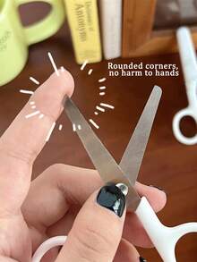 Kéo trắng cá nhân hóa 1/3/5 có vỏ bọc - Kéo cắt vải đa năng, bền bỉ - Thích hợp cho văn phòng, gia đình, trường học, may vá và thủ công. Tùy chỉnh tên kéo. Mỗi chiếc kéo đều có vỏ bọc bảo vệ, giúp dễ dàng mang theo hơn so với kéo không có vỏ bọc và loại bỏ nguy cơ trầy xước ngoài ý muốn. - Nhiều màu - Xem 7