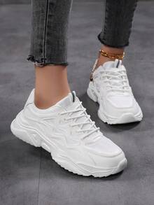 而且时尚！女士简约白色休闲运动鞋，PU皮革+透气网面，织带系带设计，防滑平底，轻便设计。 - 白色 - 查看 3
