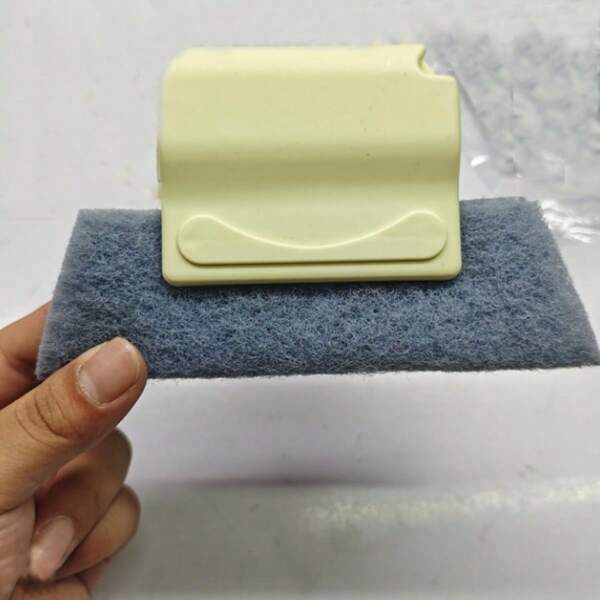 Beige raamgroefreinigingsborstel, een kleine borstel voor het reinigen van raamgroeven en deurkozijnrails, een reinigingsgereedschap voor raamgroeven in keukens en badkamers