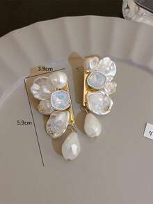 1 对简约复古法式花花瓣仿珍珠耳钉，夸张小众设计精致奢华花朵耳环，适合女性日常和节日佩戴