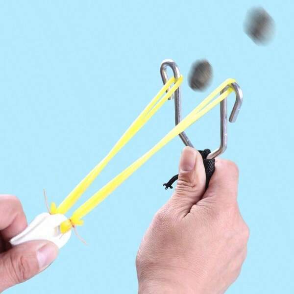 قاذف مطاطي بإطار حديدي متين مع شريط مطاطي مضاد للانزلاق - مناسب للاستخدام في الهواء الطلق ومزود بأنبوب مطاطي مرن للهواة الرياضات الخارجية (اللون عشوائي)