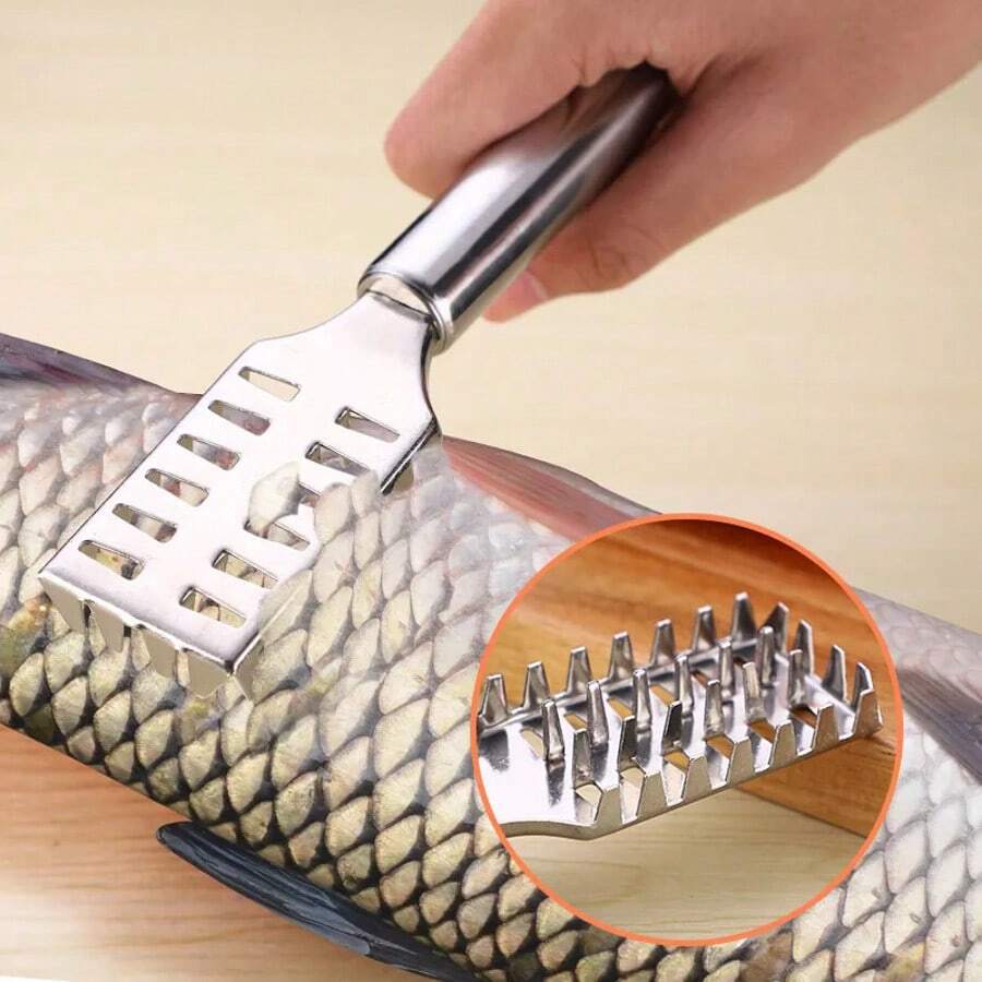 不锈钢刮鱼鳞器采用优质不锈钢材质，刷头坚固有质感，4排刮片，轻松刮除鱼鳞，鱼鳞不飞溅，也不会刮伤鱼身，让您放心大胆的刮鱼鳞，适用于厨房餐厅，是送给厨师的礼物
