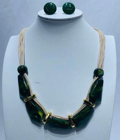 KIT COLAR RESINADO COM BRINCO  - DELICADO E SOFISTICADO