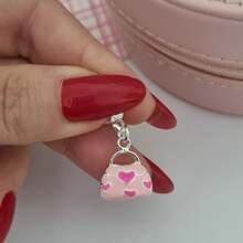 Berloque Bolsa com Corações Rosa Banhado a Prata