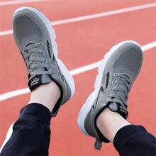 Zapatillas deportivas casuales para hombres de talla grande, zapatillas de correr de malla de moda, transpirables y duraderas, precio especial al por mayor