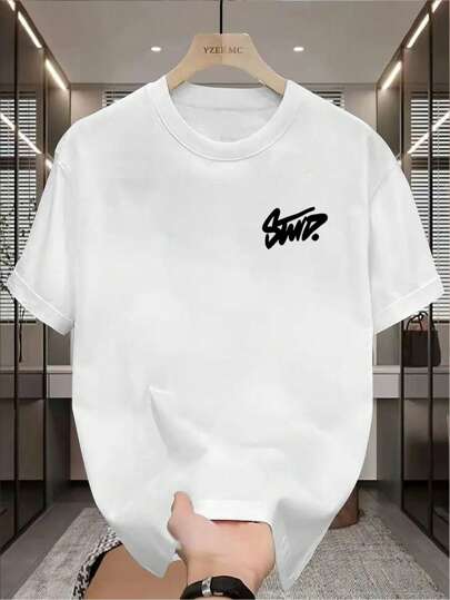 Męska, letnia, casualowa koszulka z krótkim rękawem – biała, z nadrukiem, okrągłym dekoltem, miękka tkanina poliestrowa, lekka i przewiewna, odpowiednia do noszenia na co dzień