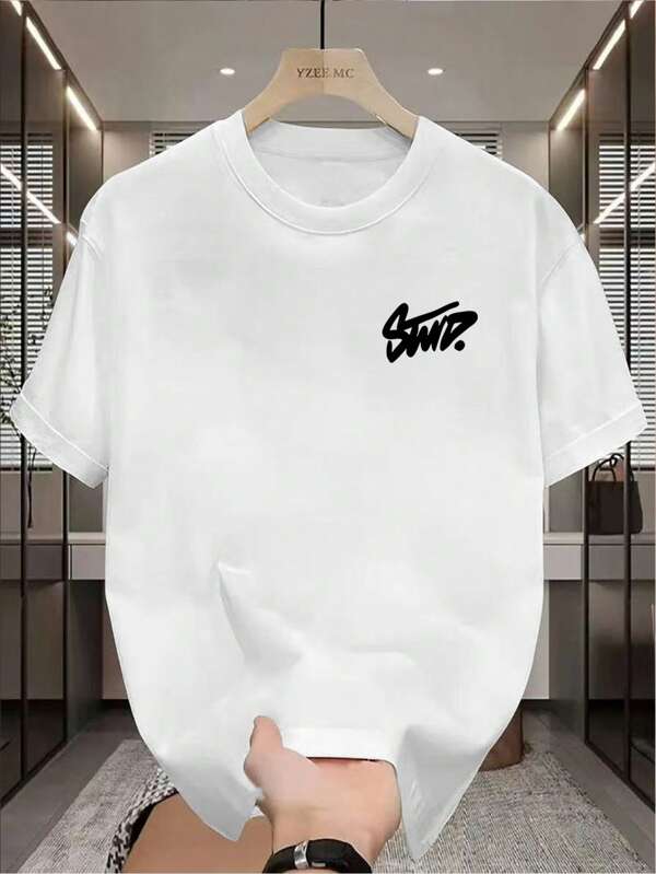 Męska, letnia, casualowa koszulka z krótkim rękawem – biała, z nadrukiem, okrągłym dekoltem, miękka tkanina poliestrowa, lekka i przewiewna, odpowiednia do noszenia na co dzień