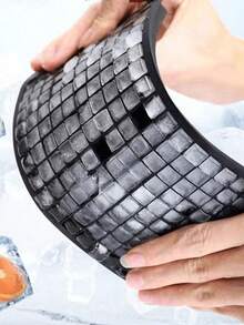 1 molde de silicona cuadrado pequeño con 160 compartimentos, con buena resistencia al frío y alta durabilidad. Moldes para cubitos de hielo, moldes para pudín, adecuados para hogares, bares y otros lugares. Fácil de usar y seguro, moldes de cubitos de hielo esenciales para el verano, el Día Nacional y la temporada escolar.