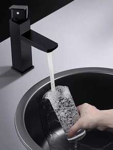 这款现代黑色塑料单把手面盆龙头采用方形单孔设计，可混合冷热水。它由耐用的ABS塑料制成，表面为哑光黑色，并配有G1/2螺纹连接。 - 彩色 - 查看 3