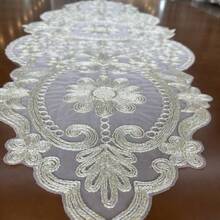 1 件优雅米色刺绣桌旗，采用涤纶面料制成，适用于餐桌、咖啡桌、酒吧、梳妆台、小家电，非常适合婚礼、派对、节日、庆典和日常使用、万圣节、圣诞节主题装饰，尺寸选项：15.7 * 37.4 / 43.3 / 64.9 英寸