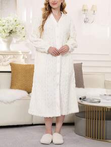 Klasyczny biały szlafrok z teksturą kabla i puszystym wzorem: ponadczasowy komfort na co dzień, jesienią i zimą