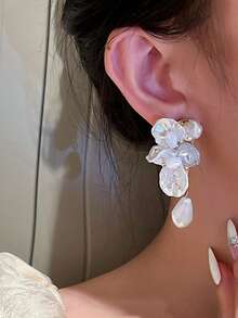 1 对简约复古法式花花瓣仿珍珠耳钉，夸张小众设计精致奢华花朵耳环，适合女性日常和节日佩戴