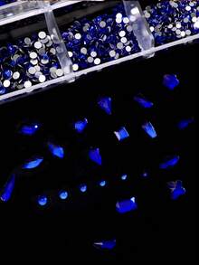 美甲 24 格深蓝色 Y2K 美学水钻装饰套装 - 扁平和不对称形状指甲装饰 DIY 指甲饰物指甲宝石指甲用品，配有笔和镊子，适用于美甲沙龙和个人用户指甲 - 寶藍色 - 查看 4