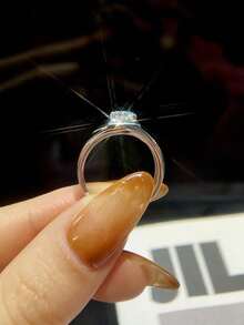 1枚简约男士1克拉莫桑石钻石结婚戒指，S925纯银材质，适合作为订婚、男友周年纪念礼物、新郎精美珠宝。