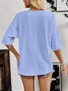 Damska bluzka casualowa z dekoltem w serek i koronkowym wykończeniem – poliestrowa, jednokolorowa, dla dorosłych, z koronkowym wykończeniem, regularny krój, kolekcja wiosna/lato